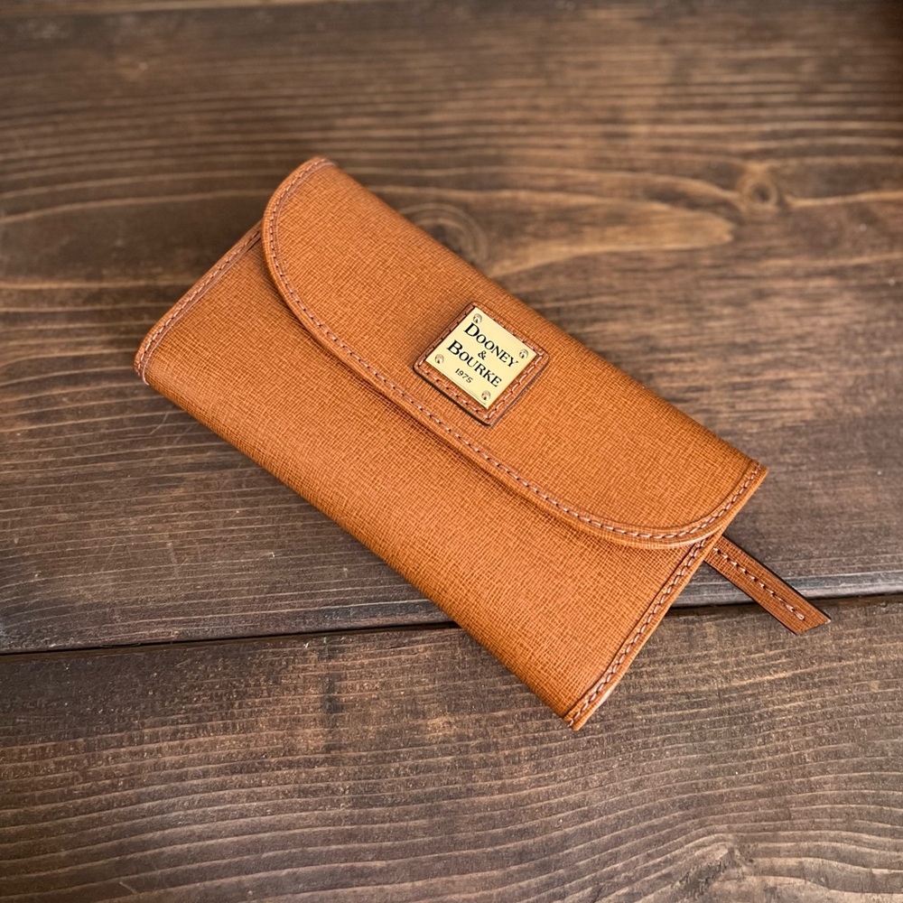 Dooney & Bourke Trifold Pebble Camel Brown Leather Wallet